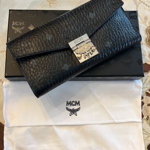 MCM wallet with chain